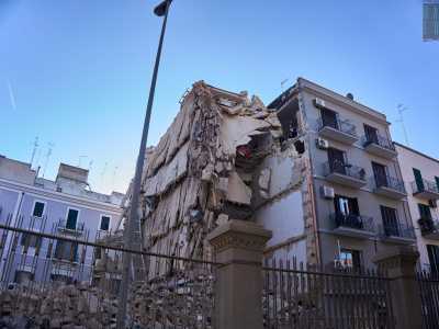 Palazzina crollata a Bari, si continua a scavare: le immagini